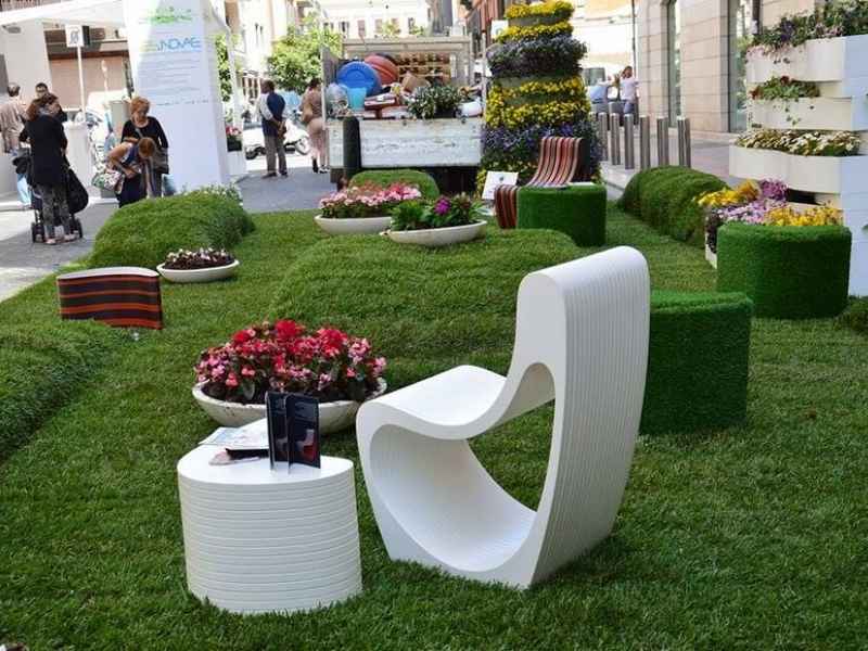 Primavera mediterranea, il centro di Bari diventa un giardino in fiore