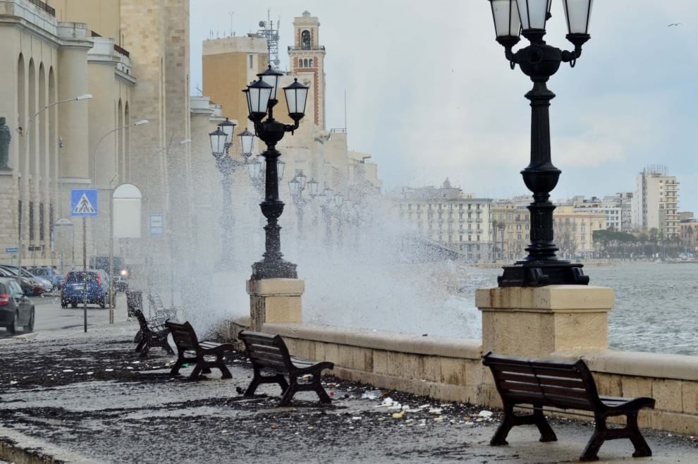 Puglia diramata allerta meteo per le prossime 14-20 ore, previste piogge diffuse, venti di burrasca e mareggiate