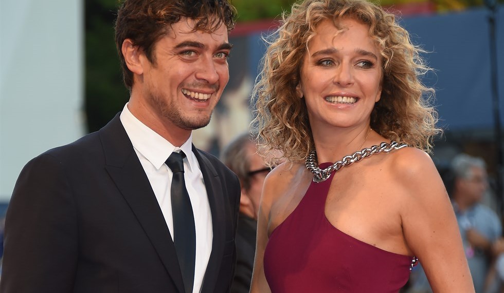 Scamarcio fotografato con una misteriosa bruna, la Golino accanto a Vincent Cassel