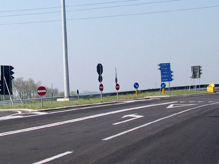 Statale 96 auto si ribalta ed esce fuori strada morto il conducente, gravissimo un passeggero