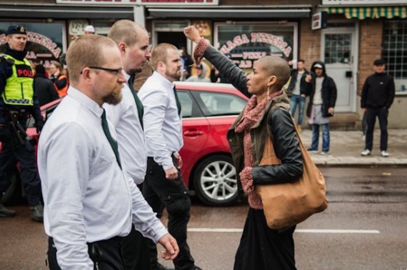 Una donna riesce da sola in Svezia a frenare un corteo di 300 neonazisti