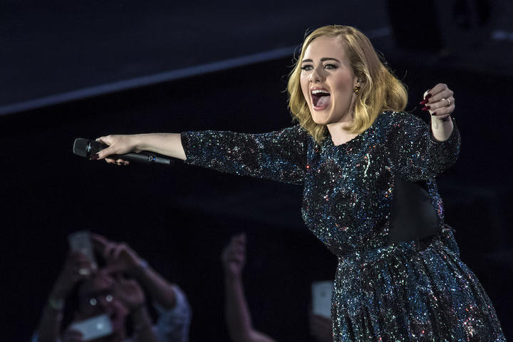Adele terrorizzata durante un suo concerto interrotto per un pipistrello, il video diventa virale