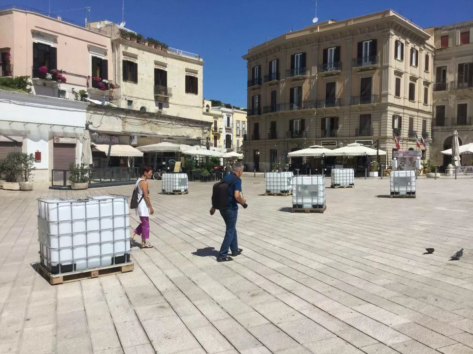 Bari, arte contemporanea in mostra in Piazza Ferrarese, cosa ne pensate? Tra stupore e realtà.