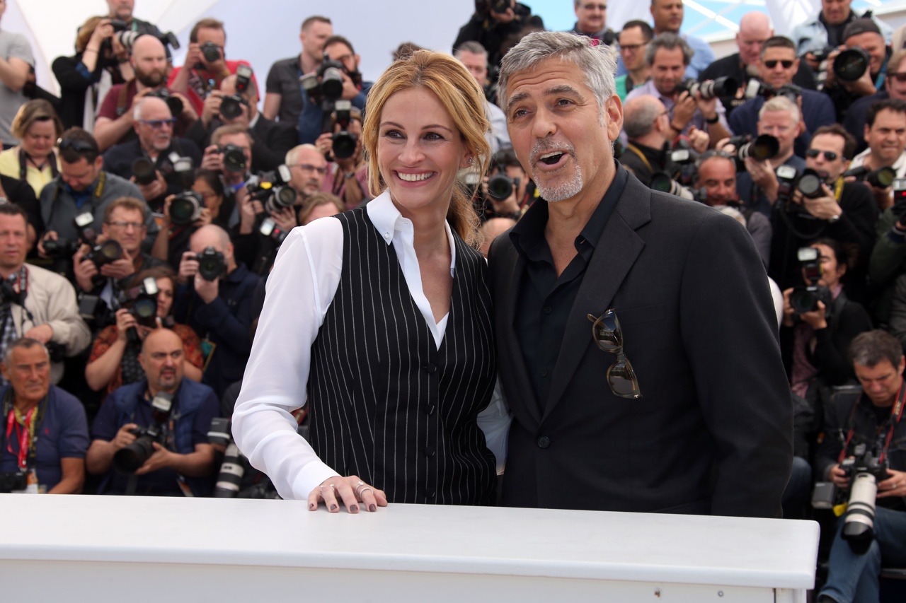Julia Roberts con George Clooney a piedi nudi sul Red Carpet del Festival di Cannes