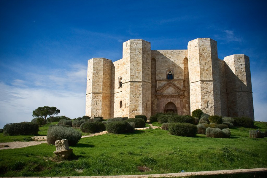 Castel del Monte segnaletica stradale sparita, i pali di sostegno servivano a 3 persone per costruire un gazebo!