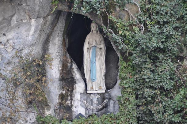 Miracolo a Lourdes, bimba di soli 6 anni sorda da quando era nata riacquista udito