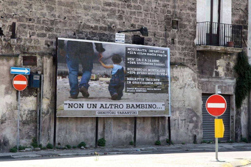 Taranto, un nuovo manifesto con i dati disarmanti sulla mortalità infantile e con la scritta “Non un altro bambino abbia ancora ad ammalarsi o a morire!”