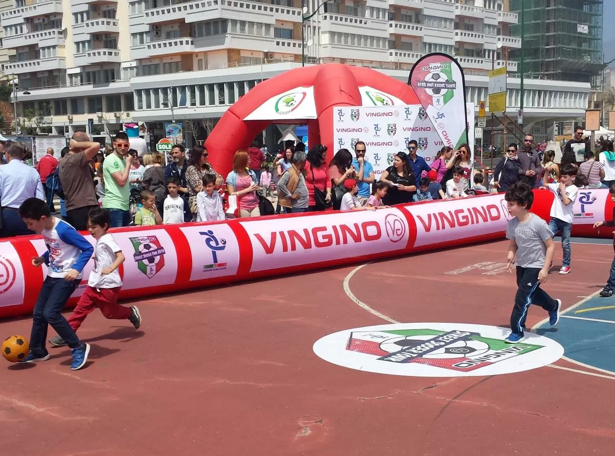 A Bari lo Street Soccer Tour 2016 a Piazza Diaz i bambini giocano a calcio per strada