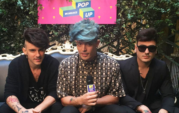 Ai Mtv Awards succede di tutto Stash dei The Kolors sputa ad una telecamera poi litiga con il conduttore Mandelli