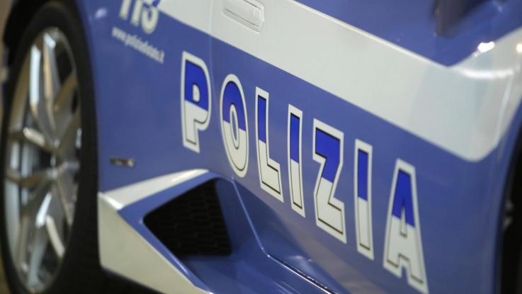 Bari, macabra scoperta della polizia, ritrovato in un’auto a Japigia il corpo senza vita di un uomo