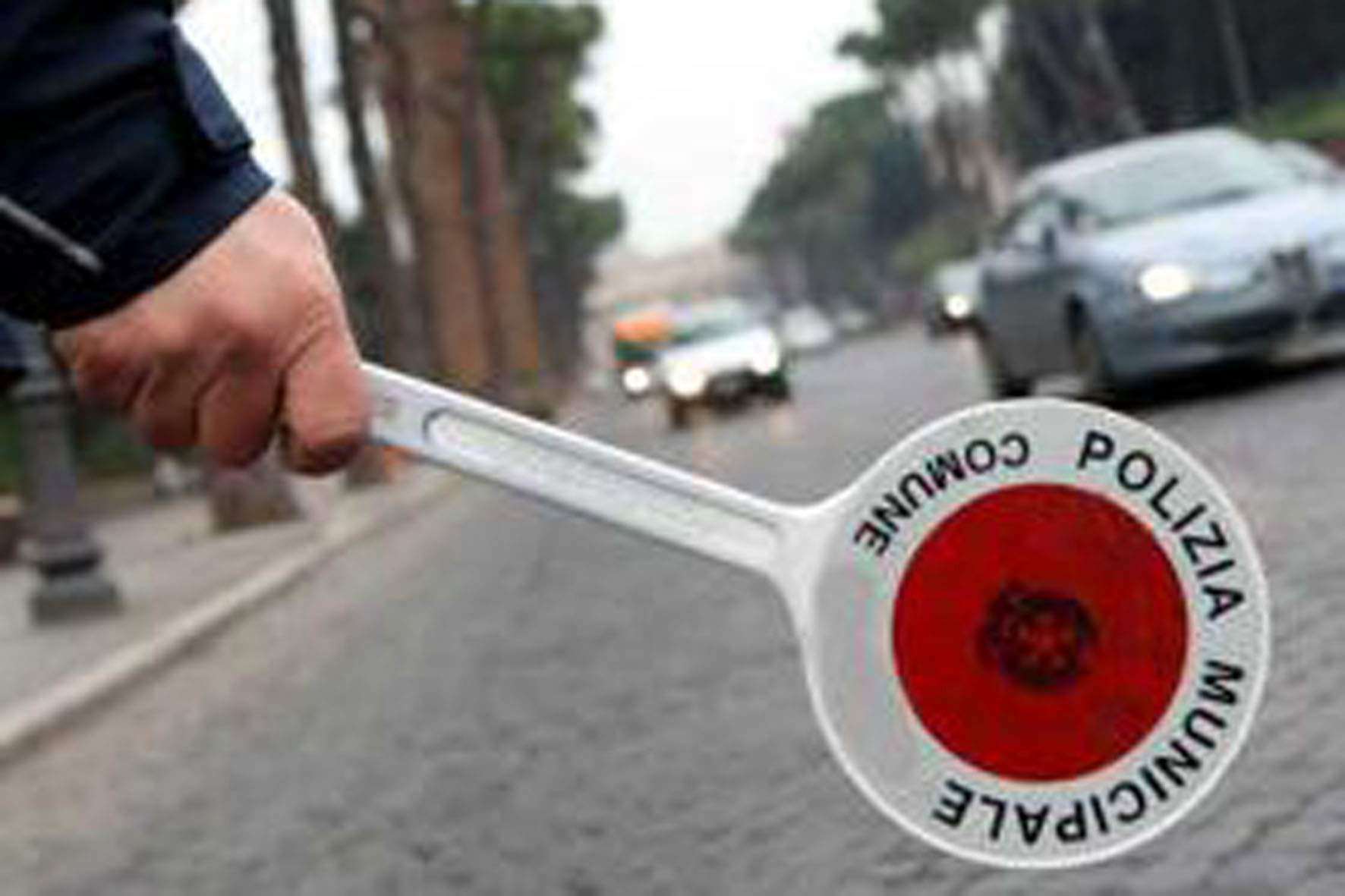 Bari in pieno centro un uomo prima picchia poi strappa catenina d’oro ad anziana, fermato