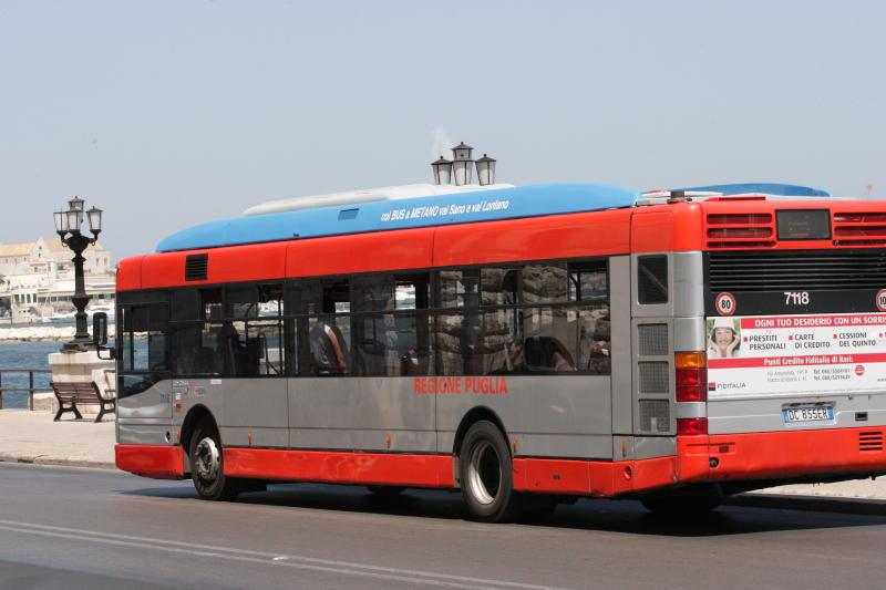 Bari, ragazza sviene nel bus per il troppo caldo e sovraffollamento, soccorsa dai passeggeri e portata in ospedale