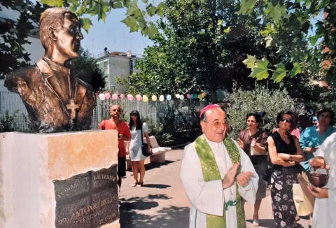 Bari, rubato busto bronzeo di Don Tonino Bello e venduto a ferrovecchio