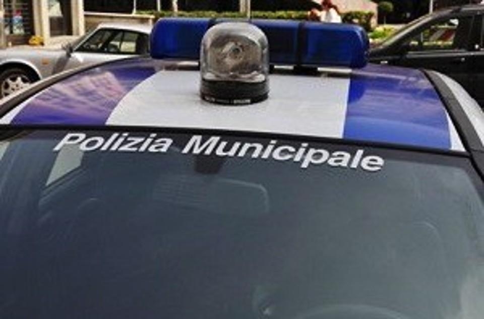 Puglia, auto si ribalta nel centro storico, gravissimo il conducente