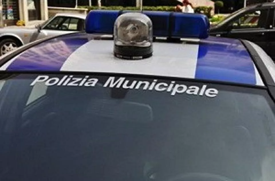 Bari, spaventoso incidente in via Caldarola auto si cappotta per alta velocità, gravissimo il conducente