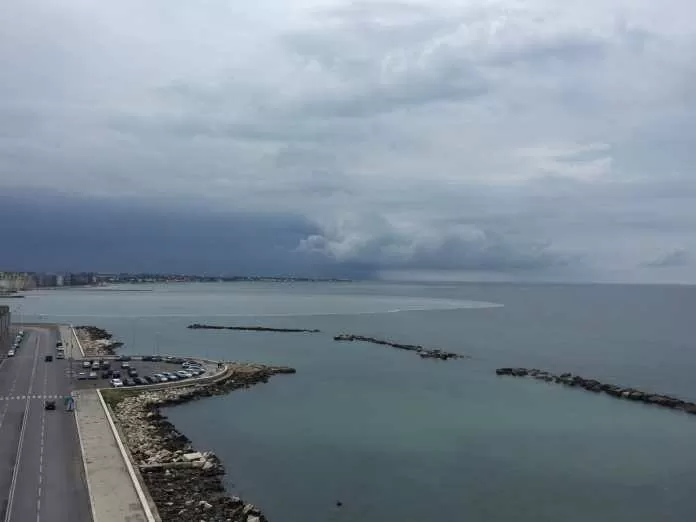 Bari, subito dopo la forte pioggia si è formata enorme chiazza in mare all’altezza di piazza Diaz