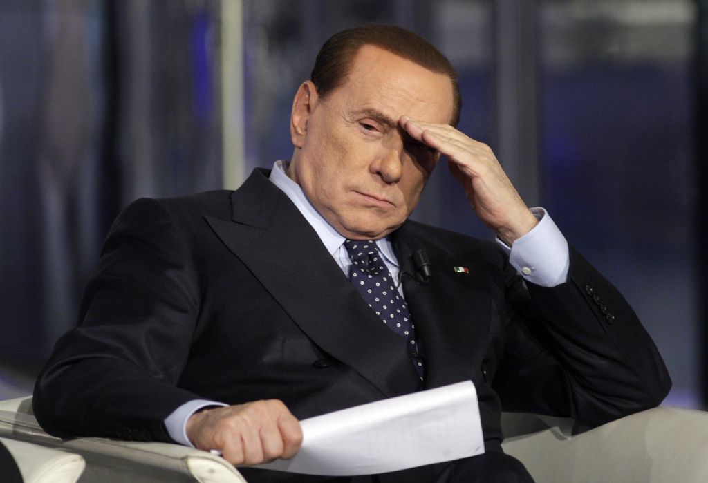 Silvio Berlusconi cade male e sbatte la testa e finisce in ospedale