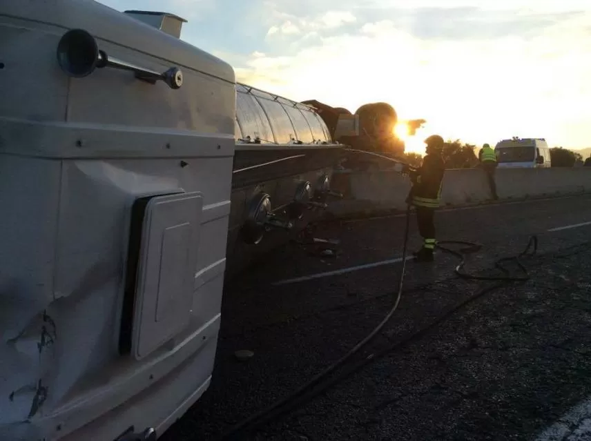 Pauroso incidente, Tir perde controllo e carico di cemento dopo lo svincolo di Ostuni