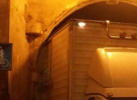 Conversano festa delle ciliegie, camion imbocca contromano un vicolo e rimane incastrato in un arco