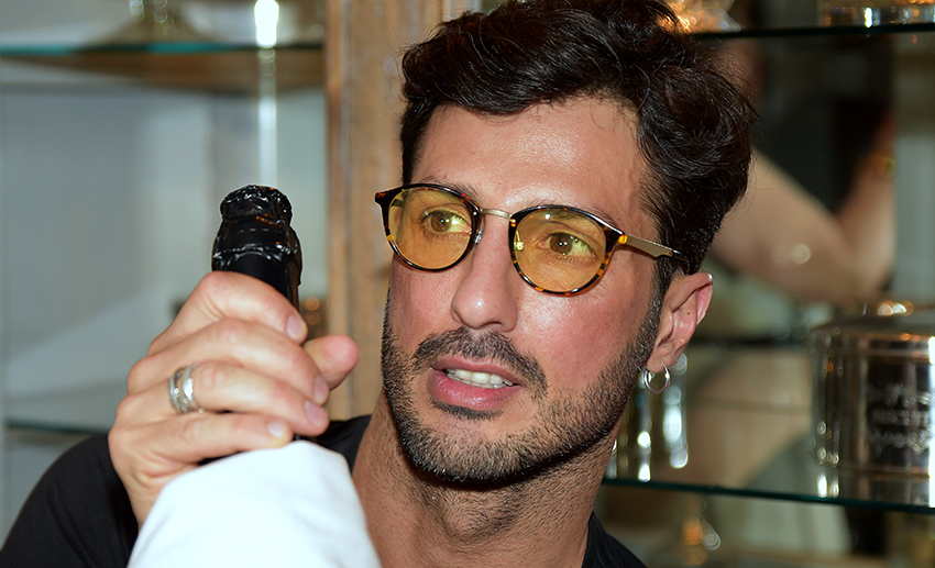 Fabrizio Corona celebra i 50 anni al QI di Erbusco con amici famosi e serata aperta al pubblico. Belen Rodriguez e Nina Moric tra gli invitati speciali.