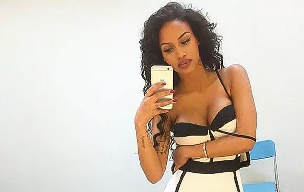 Fanny Neguesha ha perso il suo smalto, lato B più morbido rispetto a quello tonico mostrato solo 2 anni fa