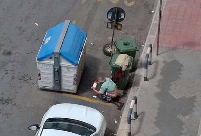 Bari, uomo defeca per strada davanti agli occhi di tutti.  Una storia di degrado cittadino.