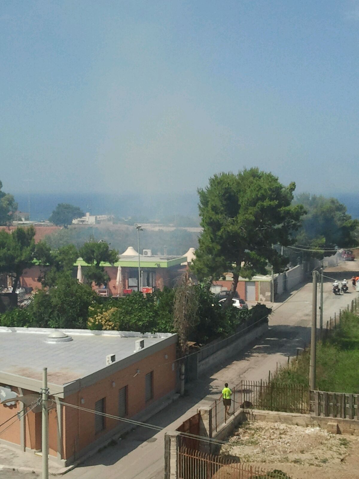 Bari, incendio a Japigia. I residenti in balia dei piromani di campi