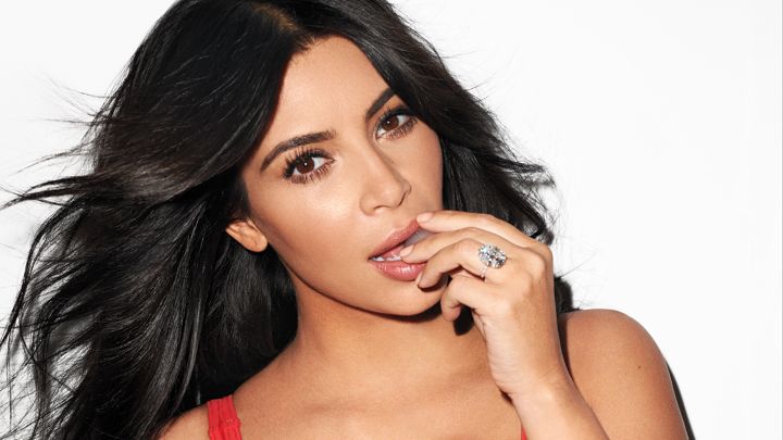 Kim Kardashian dopo la dieta mostra il suo fisico da capogiro con un mini abito