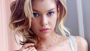 La donna più bella al mondo secondo Maxim è la modella tutta curve Stella Maxwell