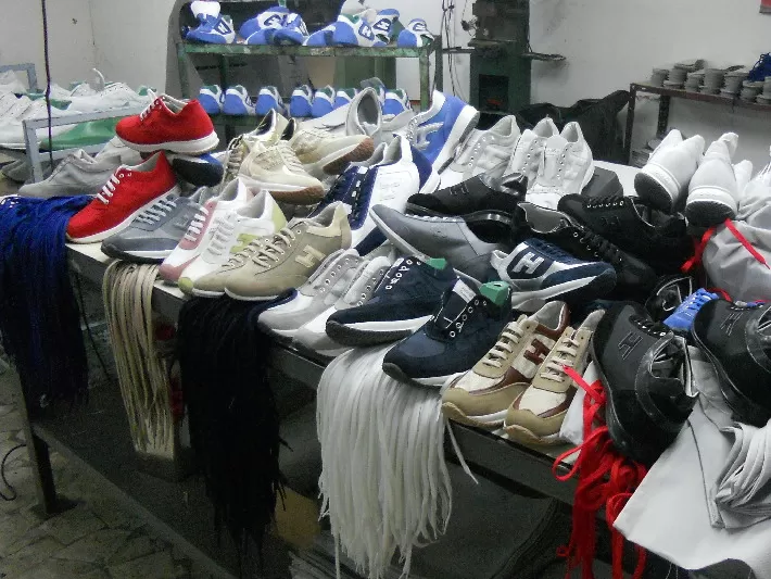 Cinesi pronti a vendere più di 10mila scarpe sportive contraffatte. Il maxi sequestro delle Fiamme Gialle di Bari.