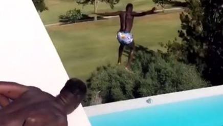 M’Baye Niang posta il video di un tuffo in piscina da un tetto di una casa, l’ira dei tifosi