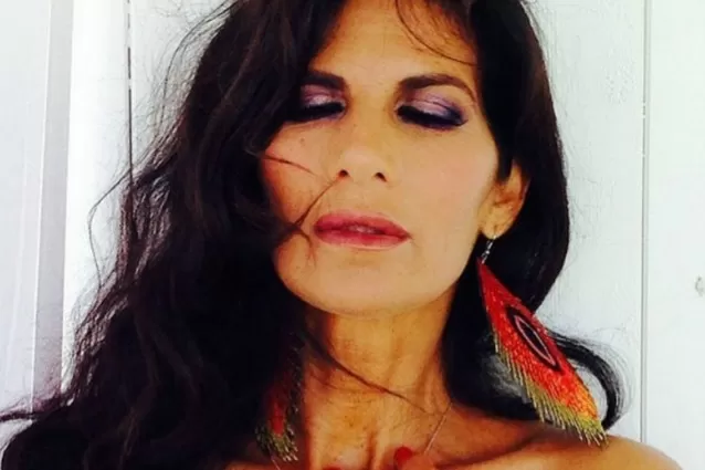 Pamela Prati indossa un ridottissimo bikini e mostra 58 anni la sua bellezza esplosiva