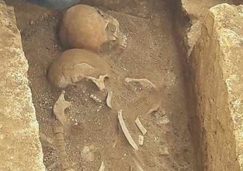 Taranto, scoperti due scheletri che da secoli sono abbracciati, forse era una coppia di amanti