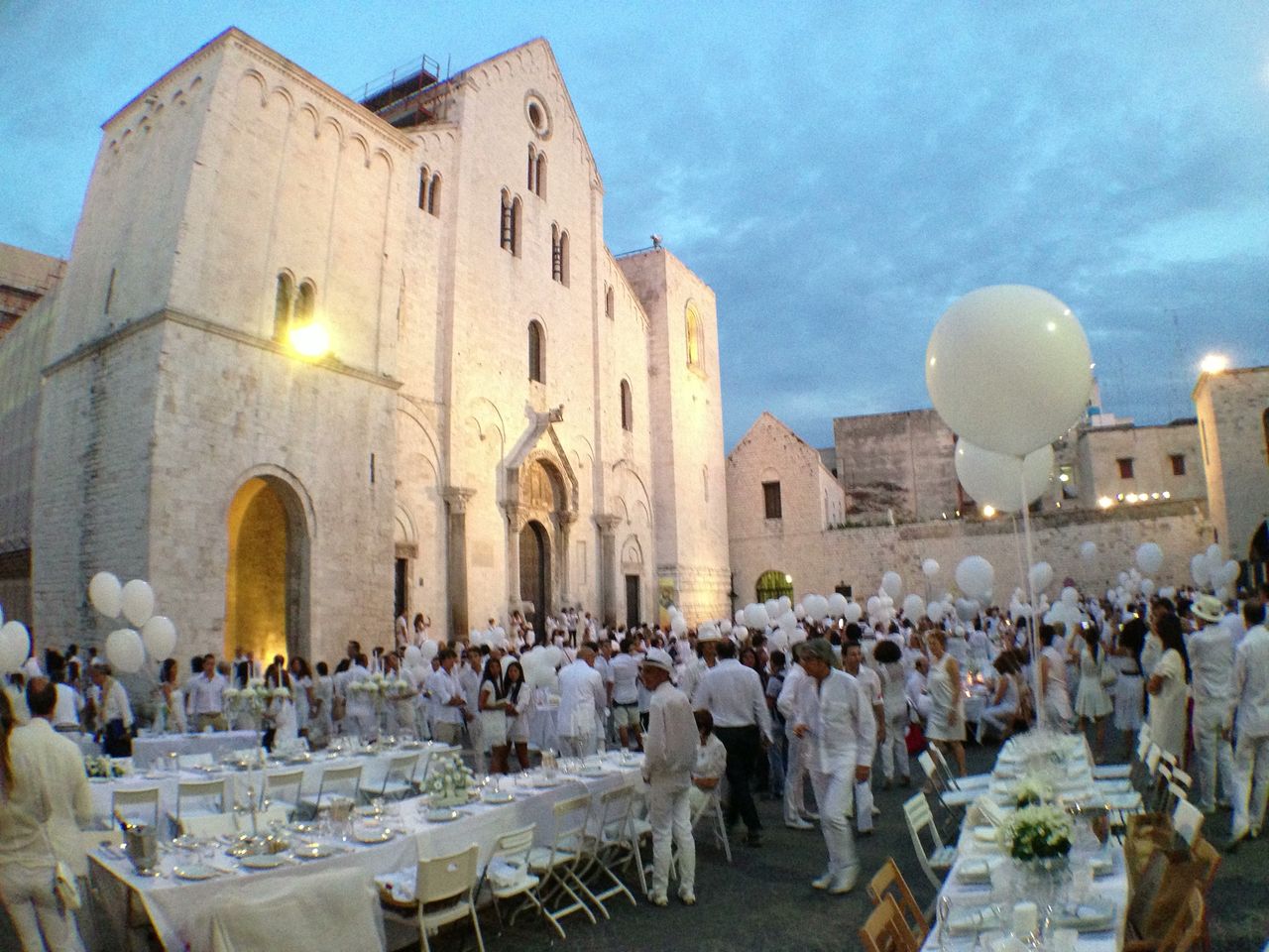 Tra sondaggi social, tra dove e quando, tra divieti e polemiche si avvicina la “Bari Bianca – a Cena insieme”