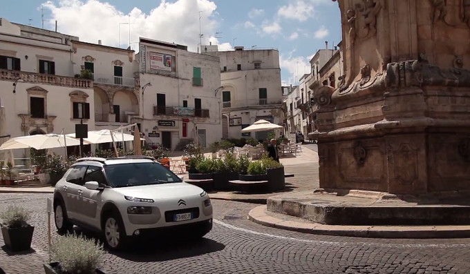 Video. E’ bianca come Ostuni la nuova Citroen Cactus C4.