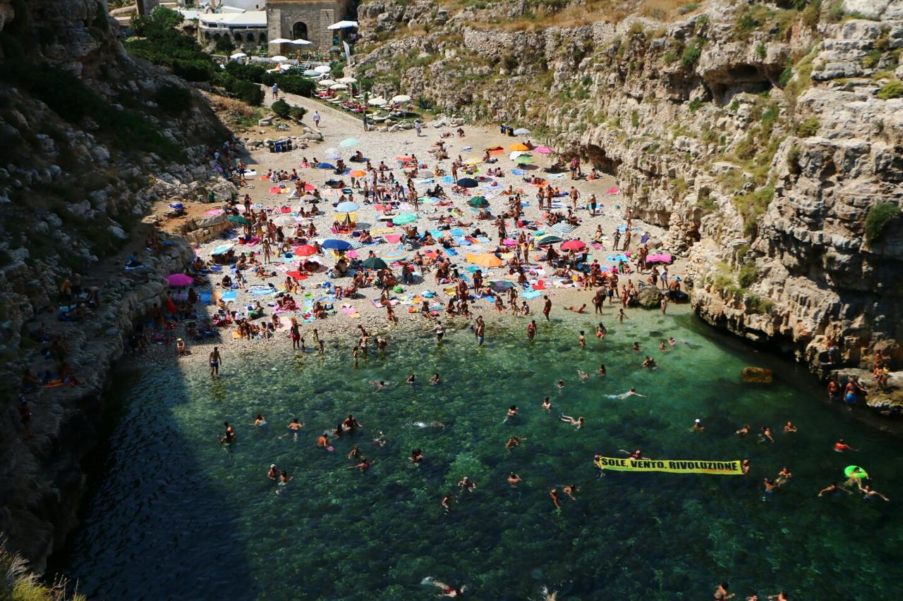 Polignano a Mare, fiume di fango devasta una delle cale più belle d’Italia -video