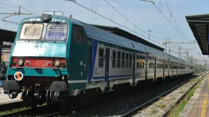 Trani, giovane donna travolta e uccisa da un treno proveniente da Bari, si pensa a un suicidio