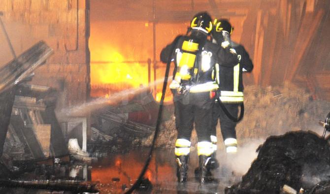 Marito impazzito incendia la casa dopo un litigio con la moglie. Edificio evacuato a Margherita di Savoia