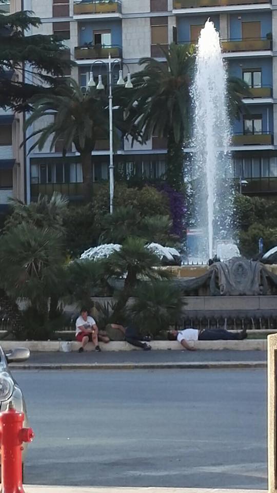 Bari in stato di abbandono, le foto del bivacco di alcuni uomini in Piazza Cesare Battisti e alla Stazione centrale diventano virali