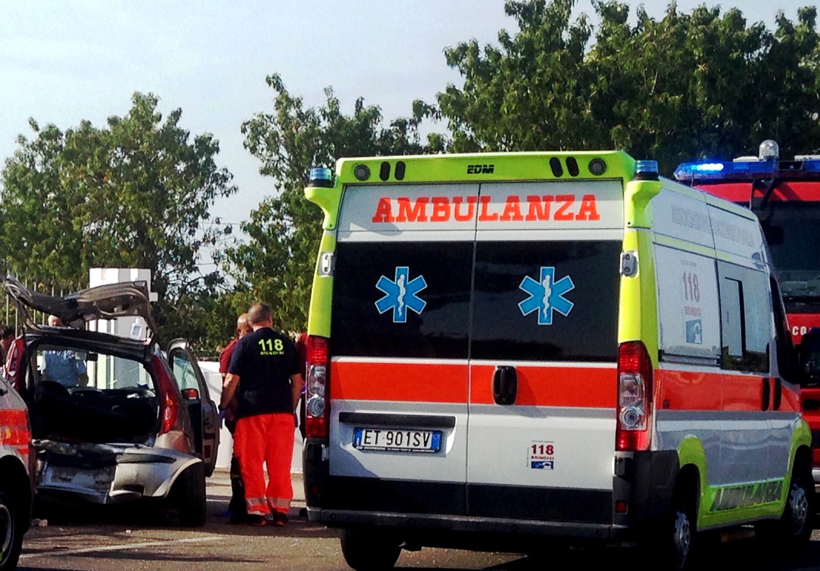 Incidente stradale. 20enne perde controllo della Polo, si schianta contro un muretto ed un ulivo