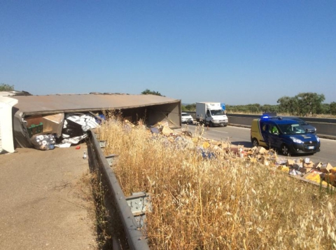 Statale 16, tir si ribalta nelle vicinanze di Fasano lunghe code verso sud