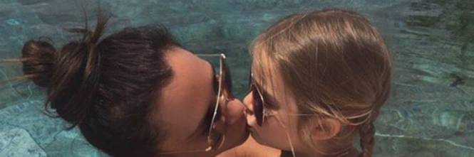 Victoria Beckham bacia sulle labbra la figlioletta Harper, critiche e duri attacchi
