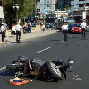 Bari, Pane e Pomodoro ennesima tragedia, ancora un ragazzo in sella ad una moto perde il controllo del mezzo e sbatte violentemente contro marciapiede, è gravissimo