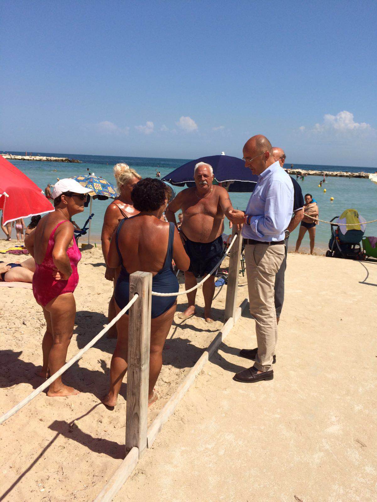 Bari, lavori in corso a Pane e Pomodoro. Un nuovo corrimano faciliterà l’accesso al mare dei disabili