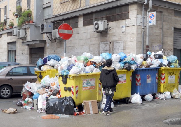 Bari, 17 multe in un solo giorno per rifiuti gettati in orari vietati, installate telecamere per riprendere chi viola prescrizioni