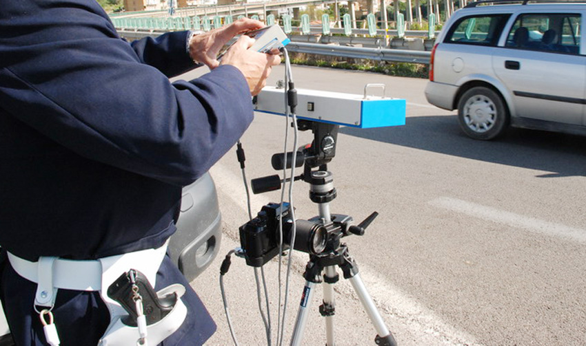 Bari, Telelaser è una strage, in soli 14 giorni elevate 270 multe per guida senza cintura, limite di velocità e smartphone