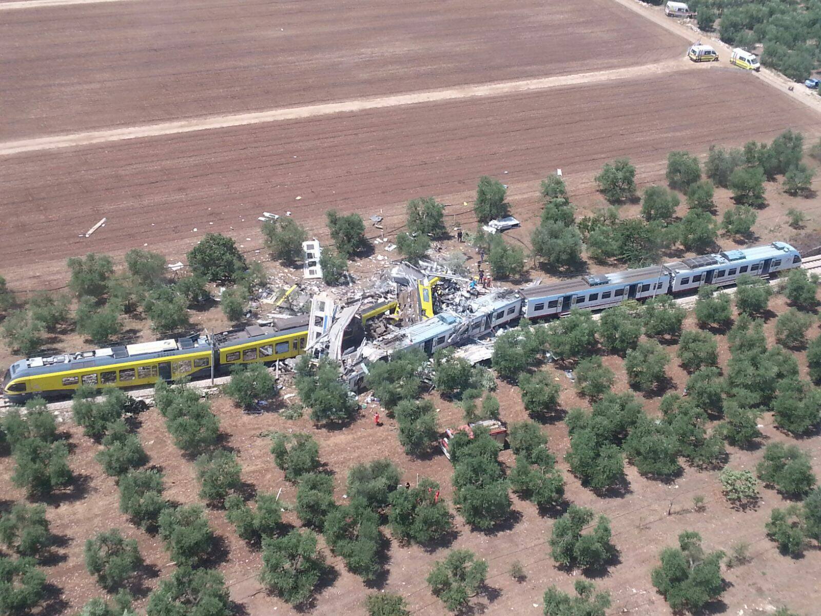 Bari centrale, nel silenzio assordante lo straziante urlo di dolore del fischio dei treni in ricordo della tragedia sulla Andria –Corato, il video