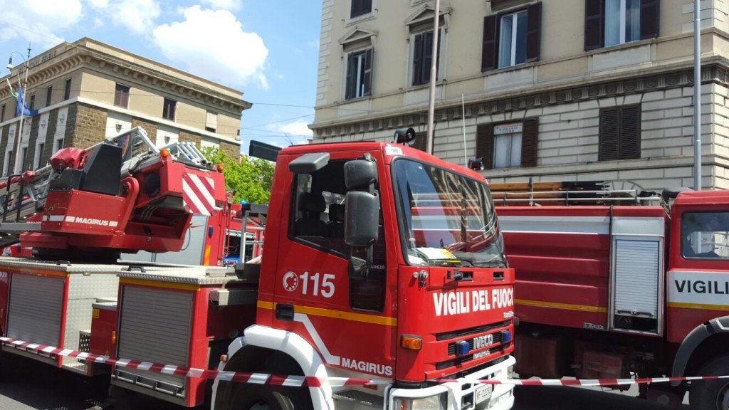 Nel barese, spaventoso incendio in un bar del centro, l’attività era aperta