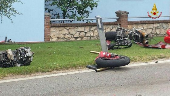 Lecco, destino fatale due giovani amici si scontrano con le rispettive moto, entrambi morti