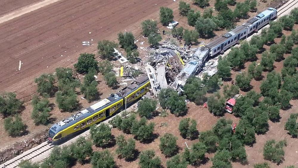 Schianto treni  Corato – Andria, ritrovati i corpi di madre e figlia abbracciati, ultimo bilancio 27 i morti, 50  feriti di cui 5 in prognosi riservata